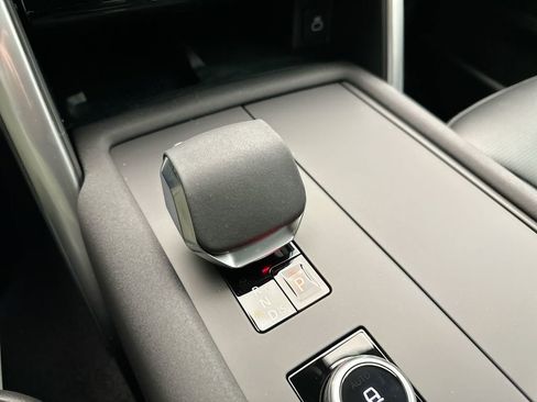 Used 2025 Land Rover Discovery Dynamic SE image 10