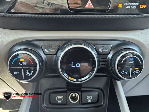 Used 2023 Hyundai Venue SEL image 21