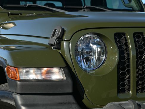 Used 2022 Jeep Gladiator Sport image 25