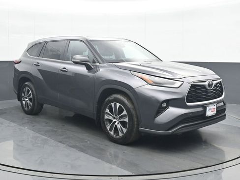 Used 2024 Toyota Highlander XLE AWD/4WD image 9
