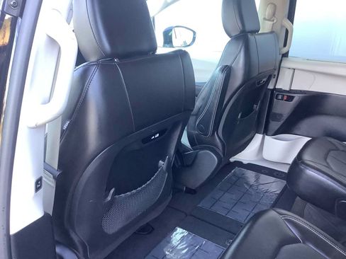 Used 2024 Chrysler Pacifica Touring-L FWD image 12