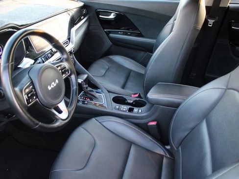 Used 2022 Kia Niro EX Premium image 9