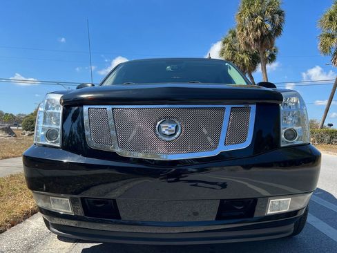 Used 2011 Cadillac Escalade EXT Luxury image 2