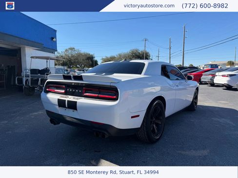 Used 2019 Dodge Challenger SXT image 6