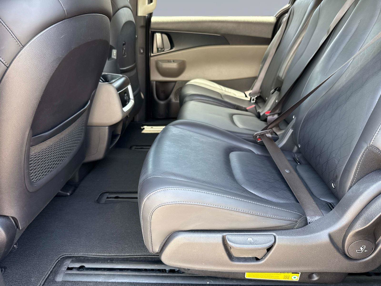 Used 2025 Kia Carnival FWD image 13