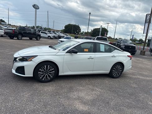 Used 2025 Nissan Altima 2.5 SV FWD image 8