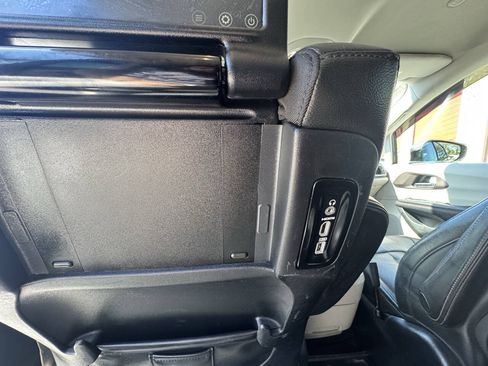 Used 2017 Chrysler Pacifica Touring-L Plus w/ Advanced Safetytec Group FWD image 22