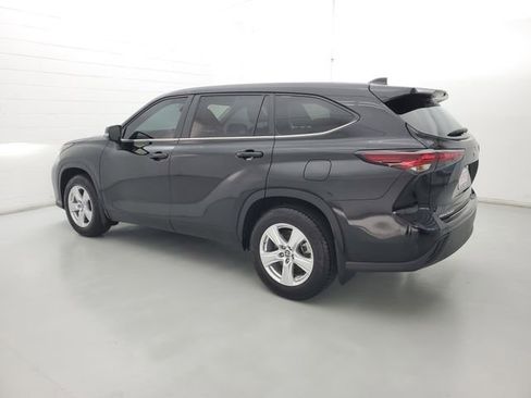 Used 2024 Toyota Highlander LE AWD/4WD image 7