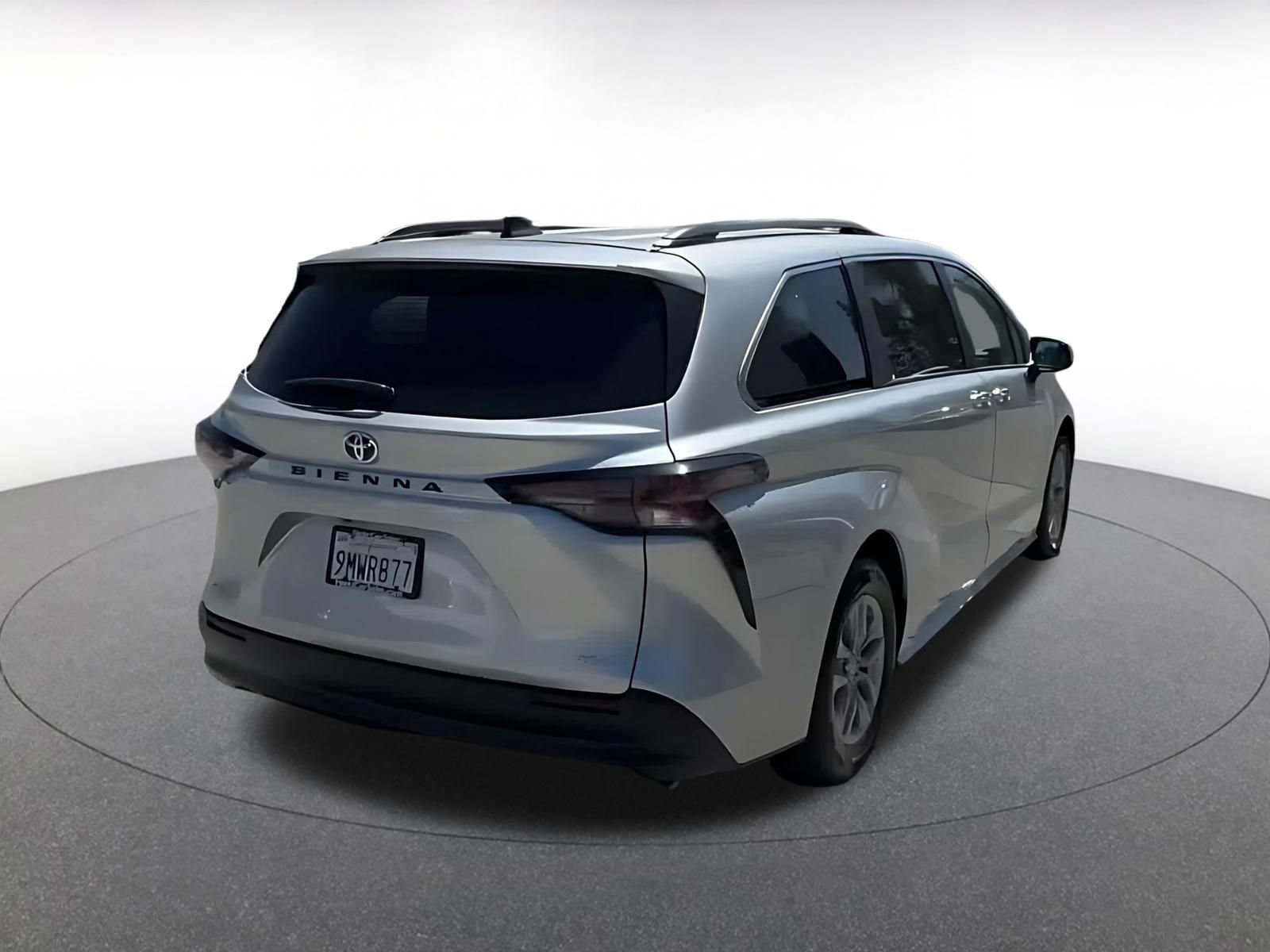 Used 2025 Toyota Sienna XLE FWD image 13