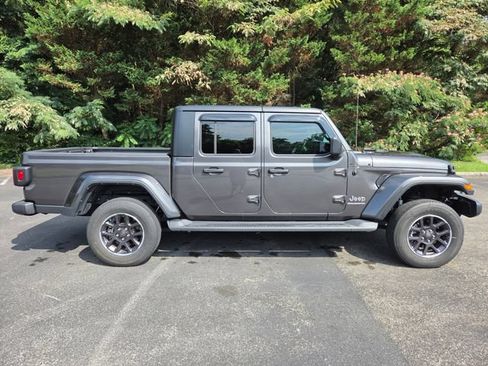 Used 2023 Jeep Gladiator Overland w/ Cold Weather Group AWD/4WD image 5