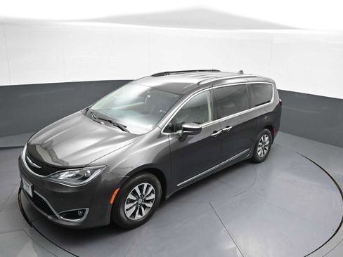 Used 2020 Chrysler Pacifica Touring-L Plus FWD image 37