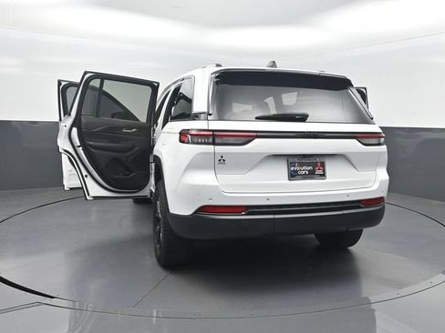 Used 2023 Jeep Grand Cherokee Altitude RWD image 33