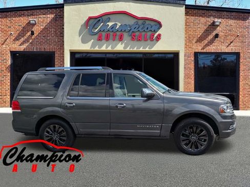Used 2017 Lincoln Navigator Select RWD image 3