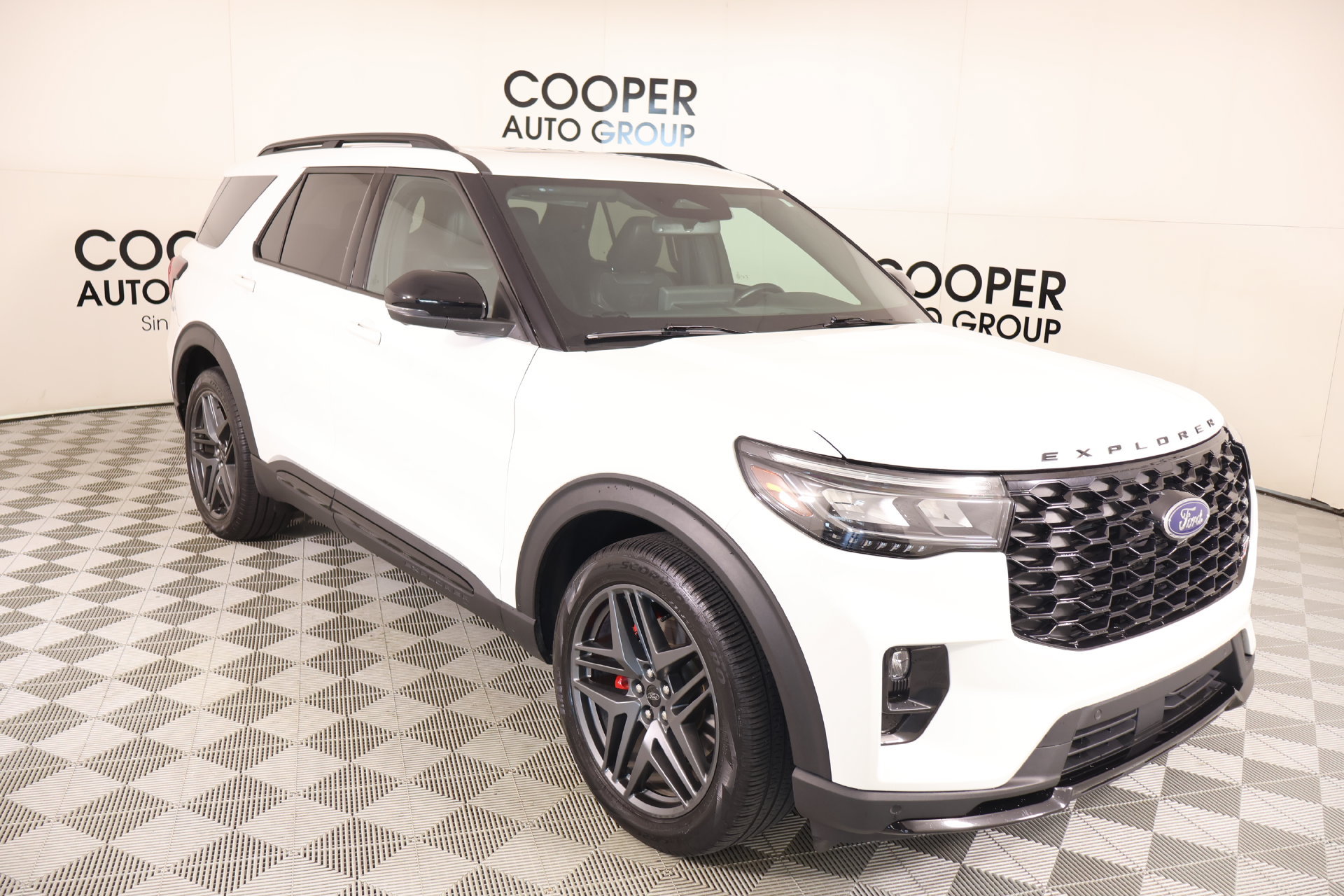 Used 2025 Ford Explorer ST AWD/4WD image 1