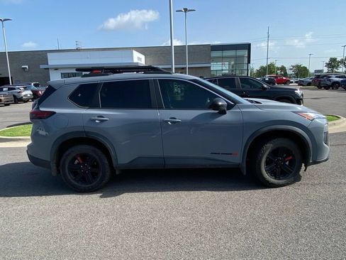 Used 2025 Nissan Rogue SV AWD/4WD image 3
