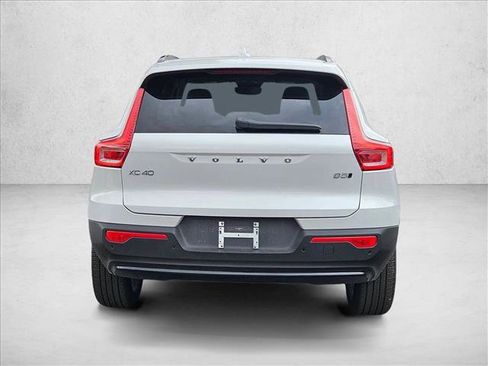 Used 2025 Volvo XC40 B5 Plus image 7