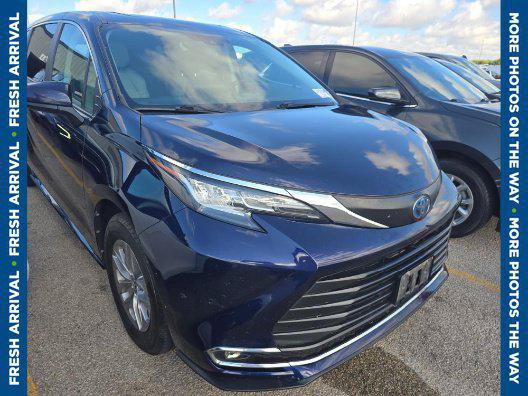 Certified 2022 Toyota Sienna XLE FWD image 1