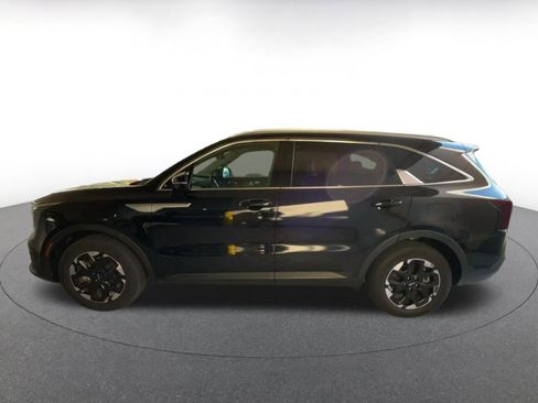Used 2024 Kia Sorento S image 9