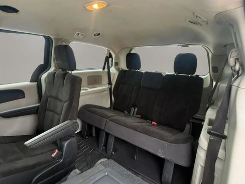 Used 2019 Dodge Grand Caravan SE w/ UConnect Hands-Free Group FWD image 12