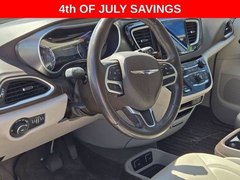 Used 2017 Chrysler Pacifica Touring-L w/ Tire & Wheel Group FWD image 10