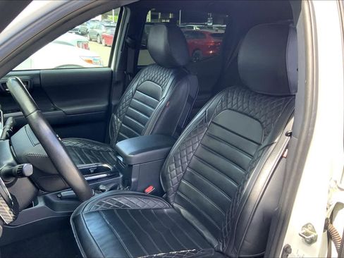 Used 2019 Toyota Tacoma TRD Off-Road AWD/4WD image 12