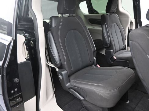 Used 2023 Chrysler Voyager LX FWD image 17