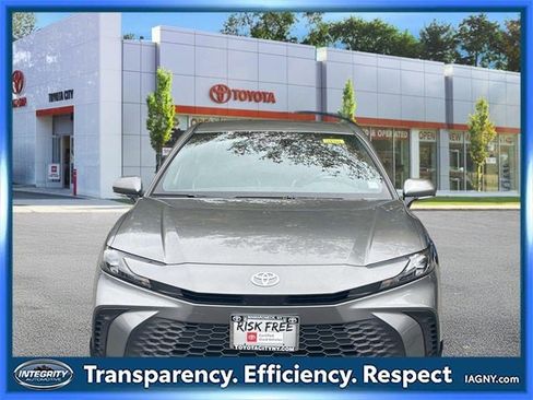 Used 2025 Toyota Camry SE image 2