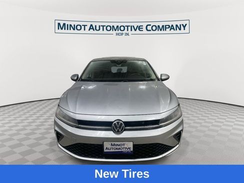 Used 2025 Volkswagen Jetta SE FWD image 3