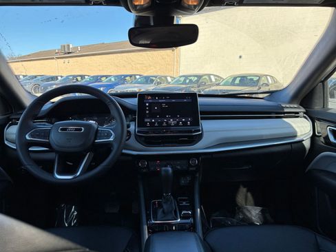 Used 2025 Jeep Compass Limited image 35