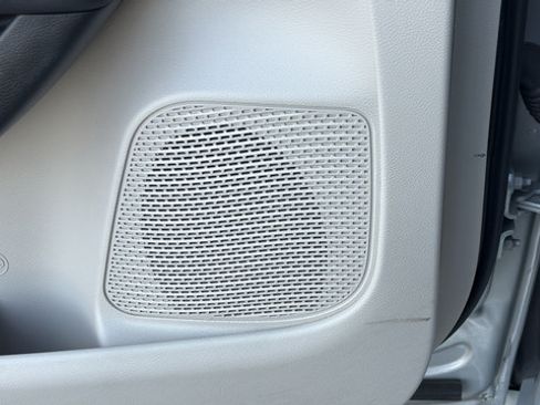 Used 2024 Chrysler Pacifica Touring-L FWD image 11