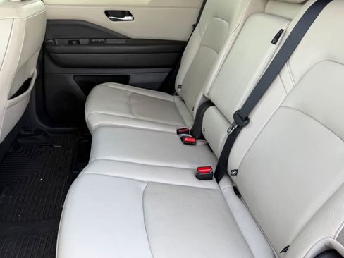 Used 2022 Nissan Pathfinder SL FWD image 13