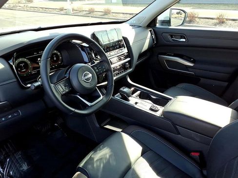 Used 2025 Nissan Pathfinder Platinum w/ Lighting Package (N92) image 14