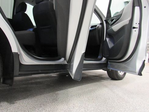 Used 2021 Chevrolet Equinox LS w/ LS Convenience Package image 16