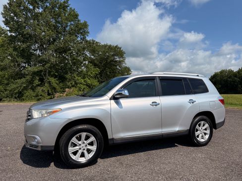 Used 2012 Toyota Highlander FWD image 1