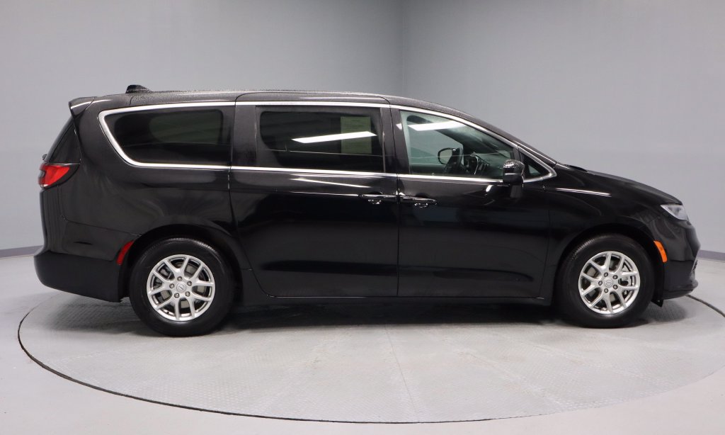 Used 2026 Chrysler Pacifica Select FWD image 6