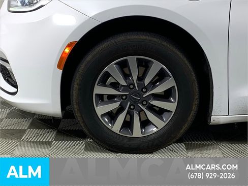 Used 2024 Chrysler Pacifica Select image 14
