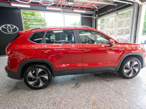 Used 2024 Volkswagen Taos SE AWD/4WD image 4