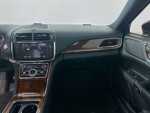 Used 2017 Lincoln Continental Select image 20