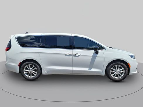 New 2026 Chrysler Pacifica Select FWD image 2