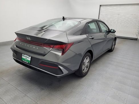 Used 2025 Hyundai Elantra SE image 9
