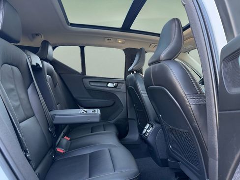 Used 2023 Volvo XC40 B5 Plus image 12