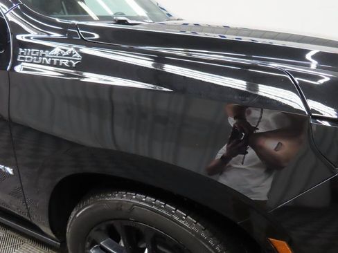 Used 2025 Chevrolet Suburban High Country image 37