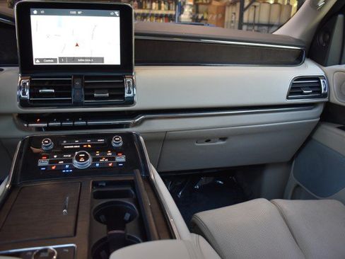Used 2018 Lincoln Navigator Reserve w/ Technology Package AWD/4WD image 11