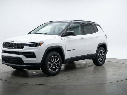 Used 2025 Jeep Compass Trailhawk AWD/4WD image 3