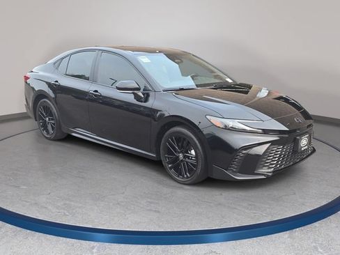 Used 2025 Toyota Camry SE AWD/4WD image 4