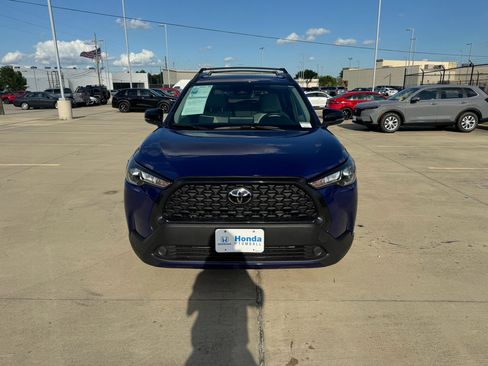 Used 2025 Toyota Corolla Cross LE w/ Moonroof Package image 3