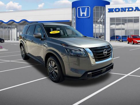 Used 2025 Nissan Pathfinder SV FWD image 1