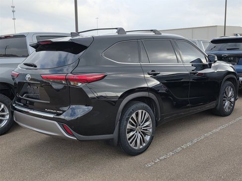 Used 2020 Toyota Highlander Platinum image 3