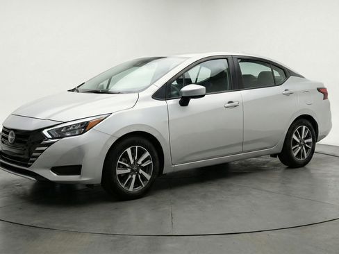 Used 2025 Nissan Versa SV image 3