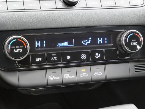 Certified 2025 Hyundai Elantra SEL image 24